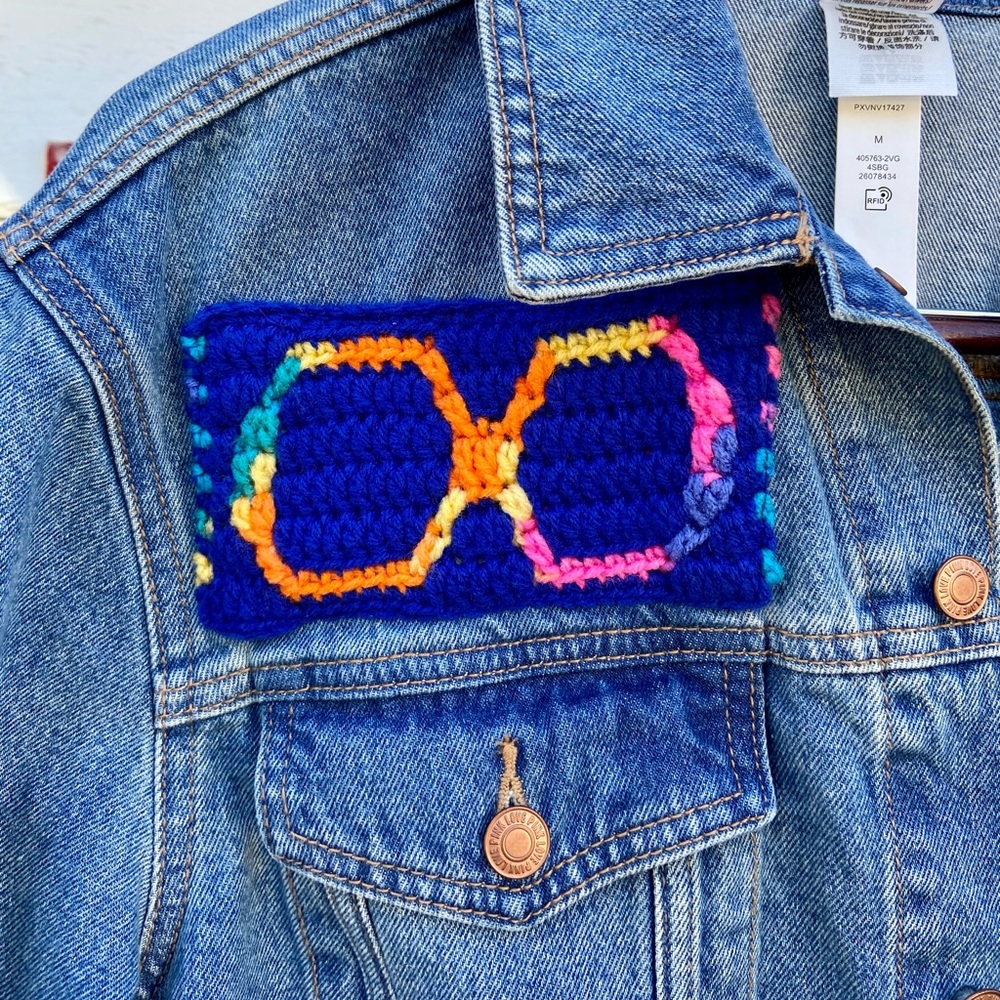 Jean Jacket with hand-crocheted retro glasses patch - Picture 5 of 10